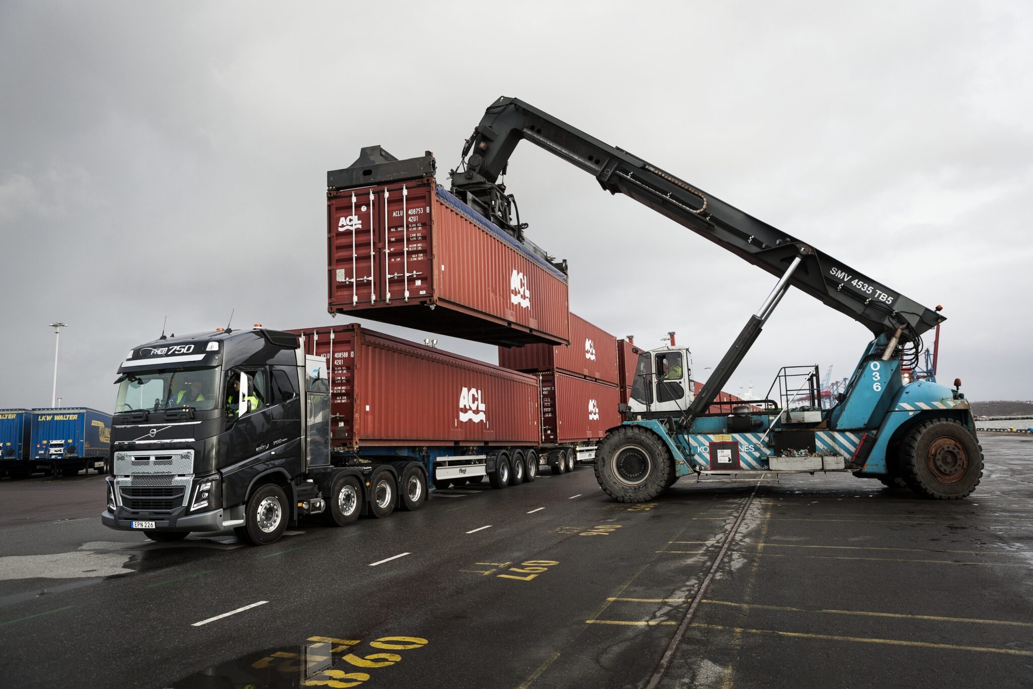 Перевозка 20 футовых контейнеров. Вольво 750 тонн. Volvo fh16 750 тонн. Вольво тащит 750 тонн. Вольво 750 негабарит.