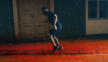 Reebok yeni reklam filminde dünyanın en hızlı ayaklarına yer verdi