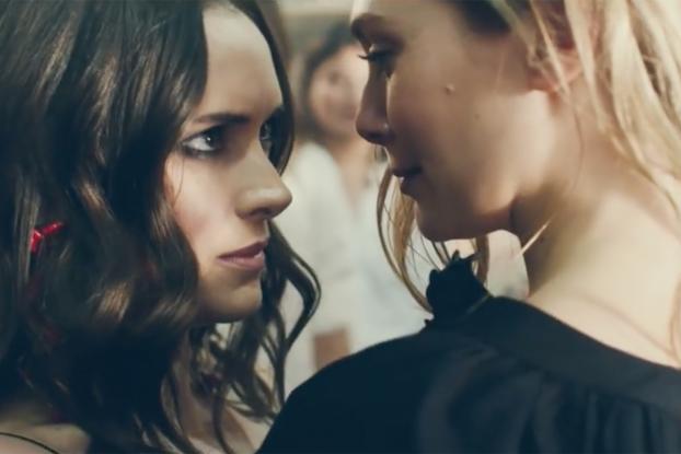 Winona Ryder ve Elizabeth Olsen H&M’in yeni reklamında