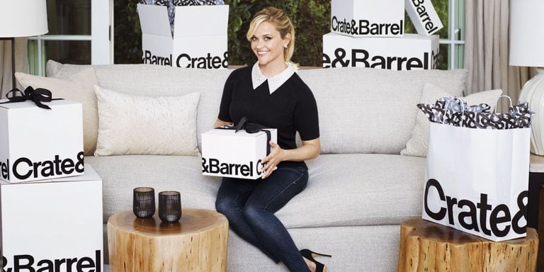 Crate & Barrel yeni reklamı için Reese Witherspoon kutu açılımı yapıyor