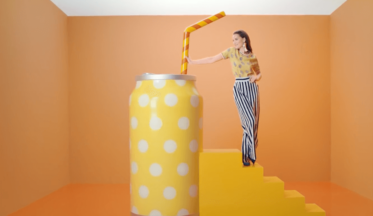 Koton, 2018 İlkbahar-Yaz sezonunun modasını renklerle belirliyor. Koton'un yeni reklam filminde marka yüzü Fahriye Evcen, renklerin enerjisini ekranlara yansıtıyor. Koton’un yeni reklam kampanyası 24 Mayıs’dan itibaren ekranlarda, açık hava ve dijital mecralarda yer alıyor.