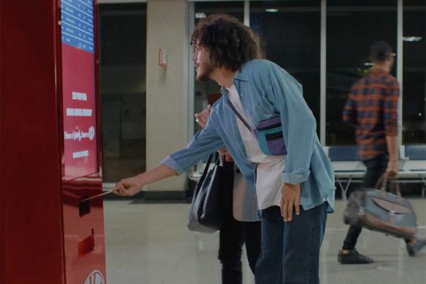 Kit-Kat, São Paolo havaalanında uçağı geciken yolcuların yaralarını sarıyor