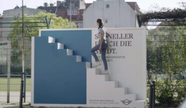 MINI reklam panoları ile Berlin'deki yayalara kestirme yollar sunuyor