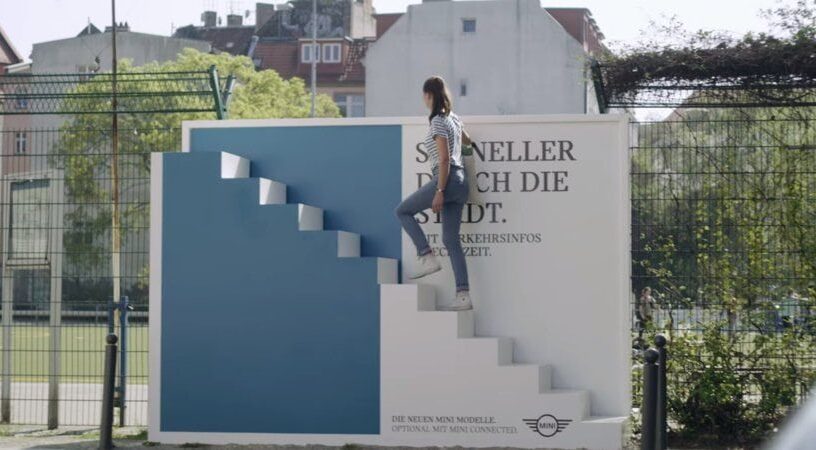MINI reklam panoları ile Berlin'deki yayalara kestirme yollar sunuyor