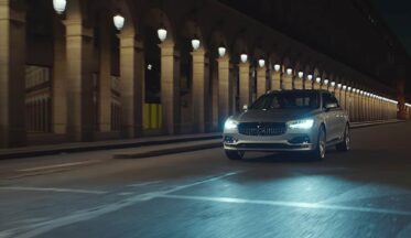 Yeni Volvo reklamı bir stadyum ışığı mı yoksa bir araba farı mı?