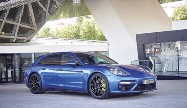 Porsche’nin yeni elektrikli otomobili Mission E standartları yeniden beliriyor