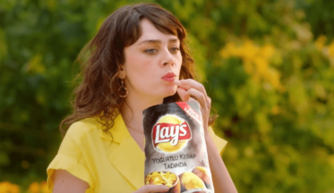 Demet Evgar’ın rol aldığı dijitale özel Lay’s reklam filmi