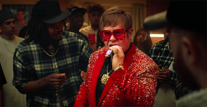 Snickers'ın yeni reklam filmi için Elton John rapçi oldu