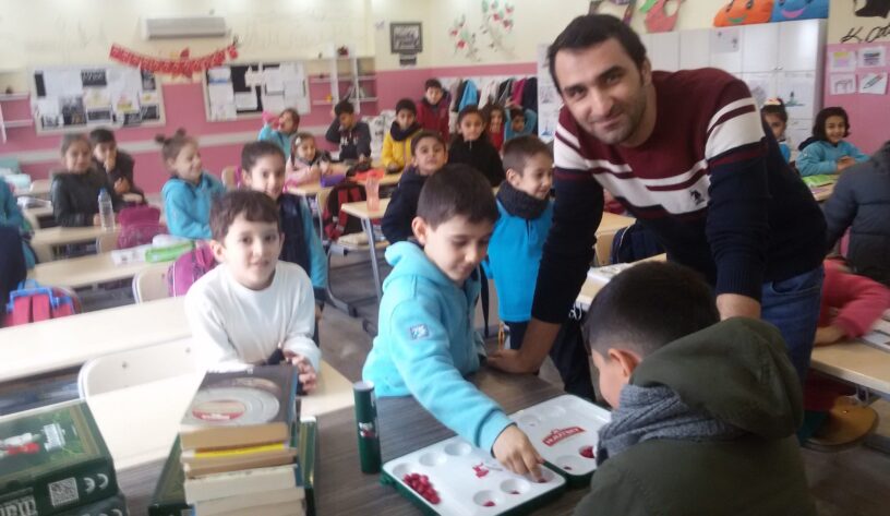 Muratbey gönüllülük projesiyle çocukların yüzünü güldürüyor-campaigntr