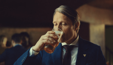 Carlsberg yeni reklamında iddialı bir tarz sergiliyor-campaigntr
