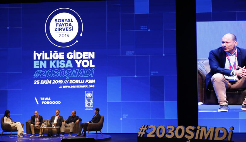 Sosyal Fayda Zirvesi 2019 hızla devam ediyor, BM Gönüllüleri Türkiye Koordinatörü Nil Memişoğlu'nun moderatörlüğündeki "Gönüllülüğe Giden Kısayol" oturumu için katılımcılar yerlerini aldı.
