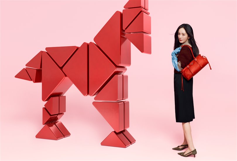 Prada, 2026 Çin Ay Takvimi Yeni Yılı’nı Üçgen Ateş Atı ile kutluyor