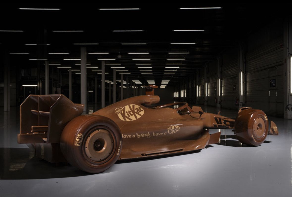 KitKat, gerçek boyutlu “çikolata” Formula 1 aracını tanıttı