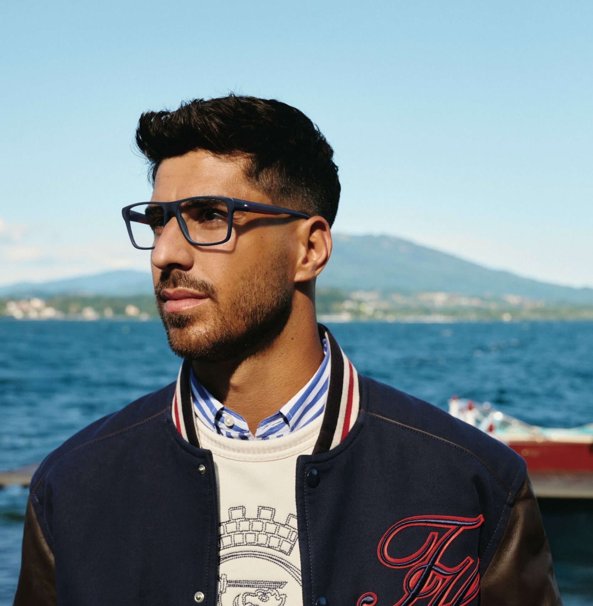 Tommy Hilfiger, İlkbahar/Yaz 2026 Gözlük Koleksiyonunu Marco Asensio ile tanıtıyor