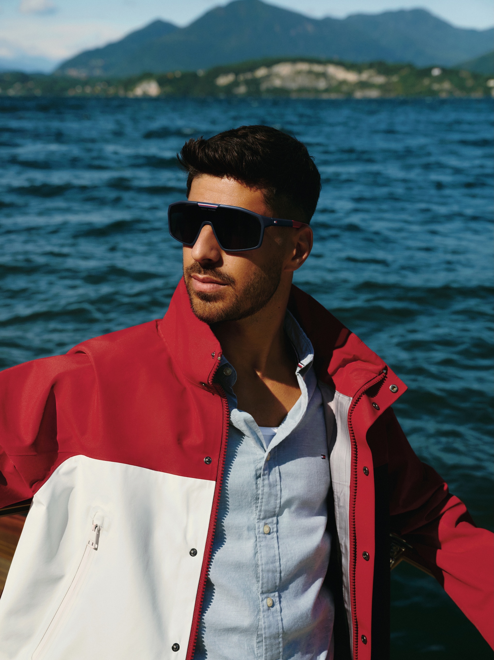 Tommy Hilfiger, İlkbahar/Yaz 2026 Gözlük Koleksiyonunu Marco Asensio ile tanıtıyor