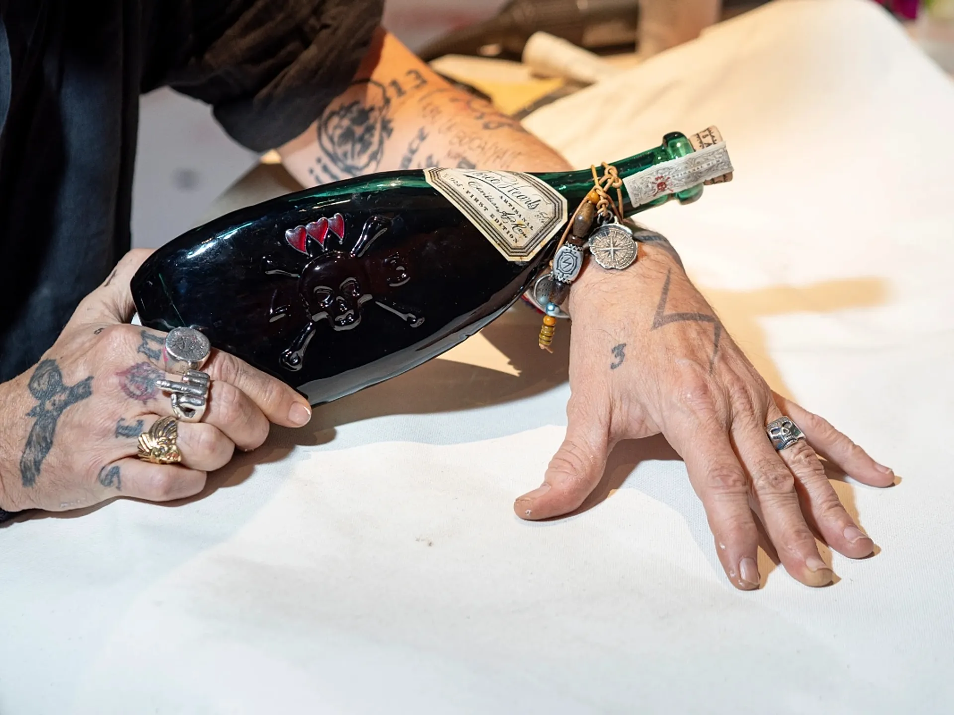 Johnny Depp kendi rom markasını çıkardı