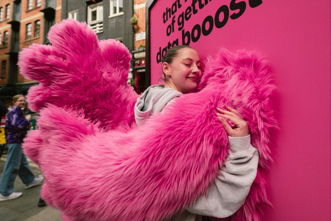 İngiltere’den “kucaklanabilir afiş”