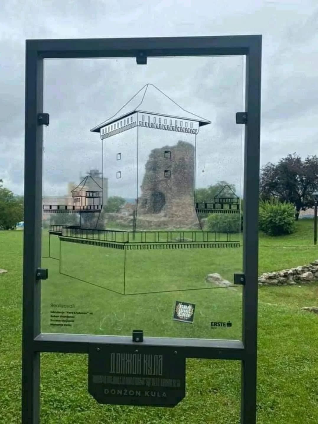 Tarihi kalede basit çözüm: Tek panelle kalenin tarihi gösteriliyor