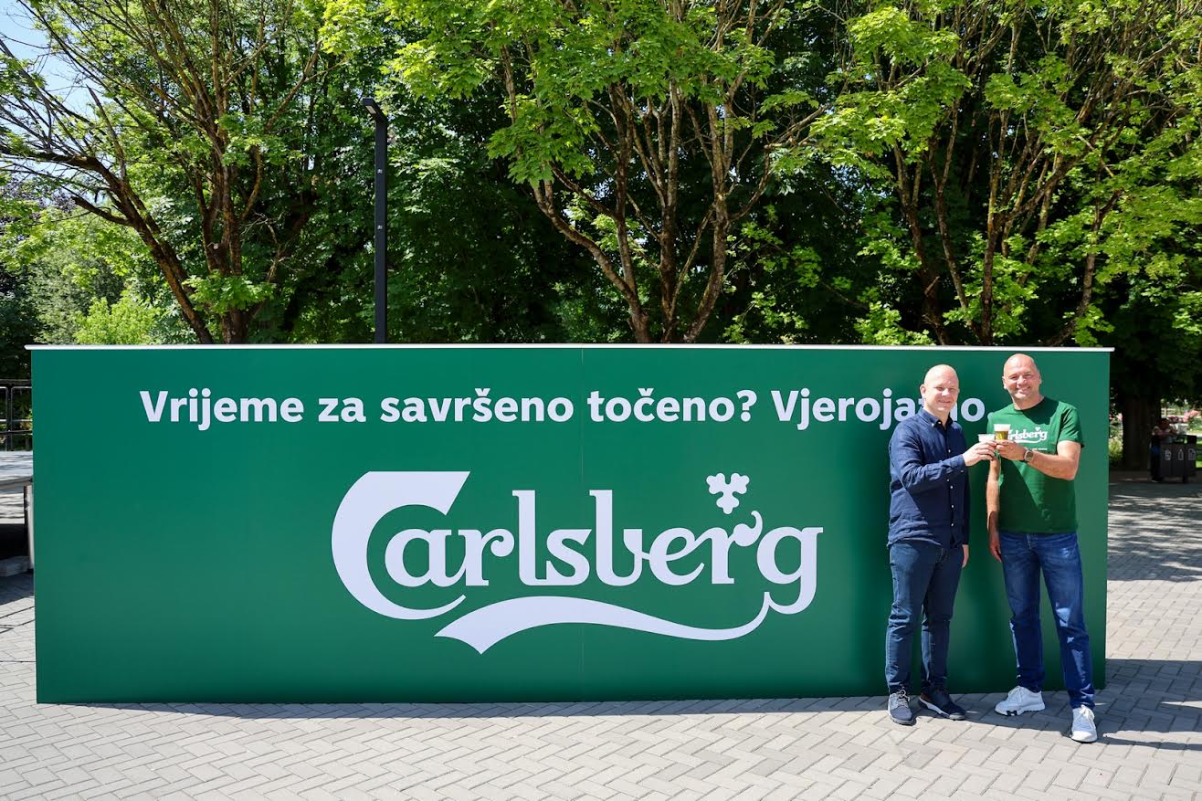 Carlsberg, billboard’u bira istasyonuna dönüştürdü