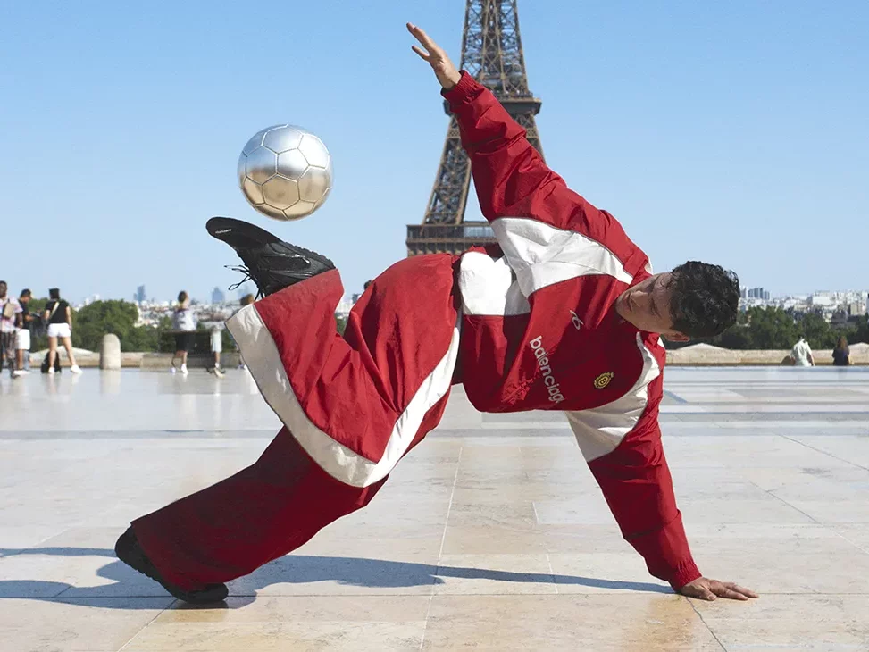 Balenciaga Soccer Series 2026: Futbolun yeni stil kodları